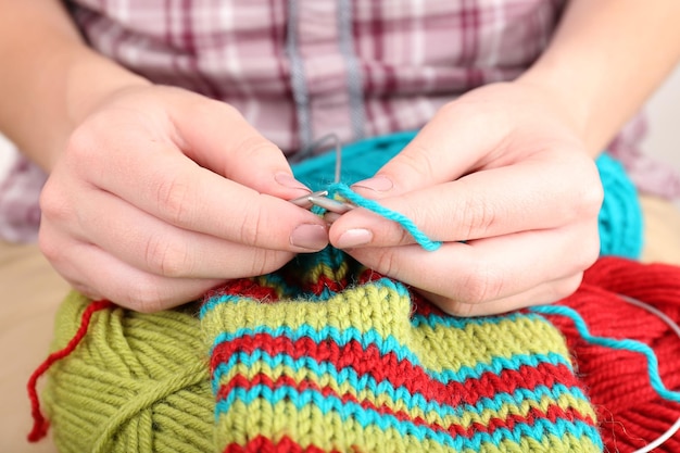 Foto weibliche hände stricken mit speichen aus nächster nähe