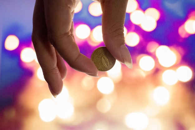 Foto weibliche hand, die 10 brasilianische cents hält