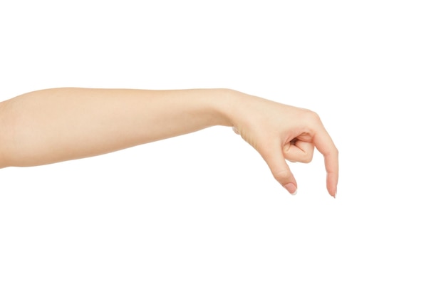 Weibliche Hand, die Geste macht, während einige Gegenstände einzeln auf weißem Hintergrund, Nahaufnahme, Ausschnitt, Kopienraum greifen