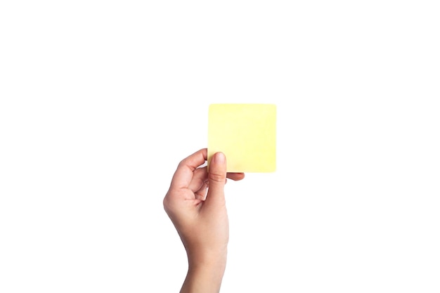 Foto weibliche hand, die leeres briefpapier auf reinem weißem hintergrund hält