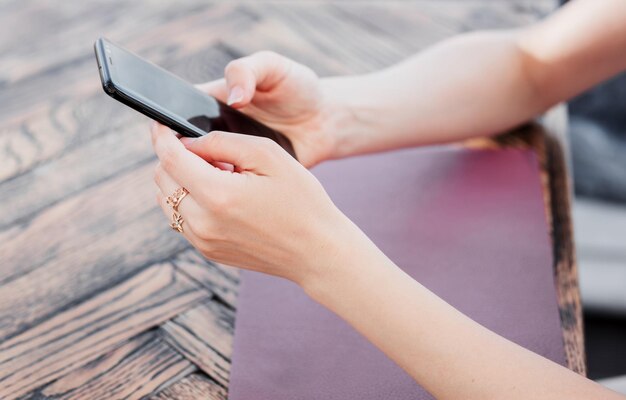 Foto weibliche hand, die mobiltelefon hält