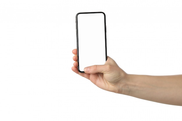 Weibliche Hand, die Telefon mit leerem Bildschirm hält, lokalisiert auf weißer Oberfläche
