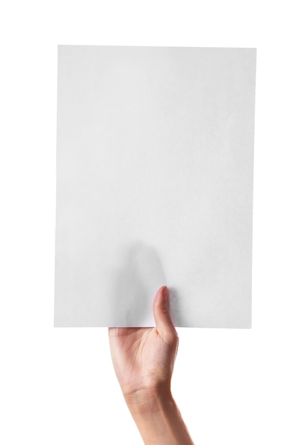 Weibliche Hand hält ein leeres Papier, das auf Weiß isoliert ist