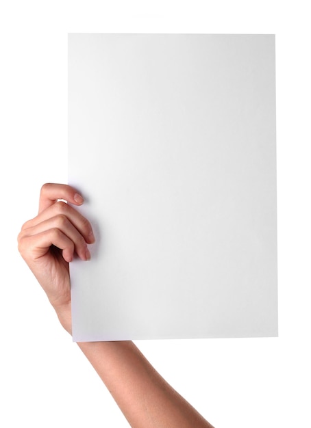 Weibliche Hand hält ein leeres Papier, das auf Weiß isoliert ist