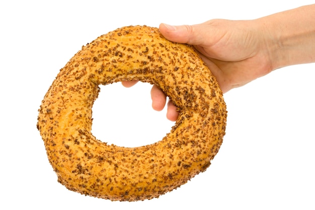 Weibliche Hand hält frischen Bagel isoliert auf weißem Hintergrund