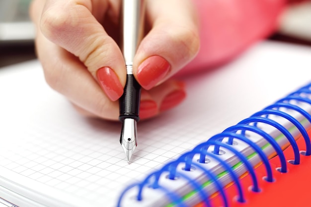 Weibliche Hand mit Tintenstift