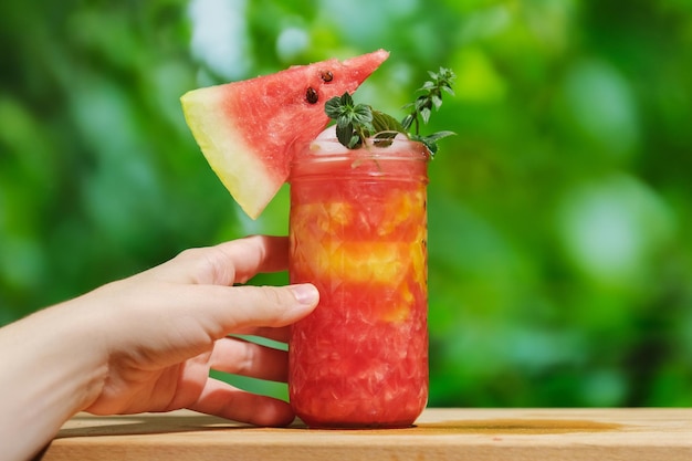 Weibliche Hand mit Wassermelonen-Smoothie