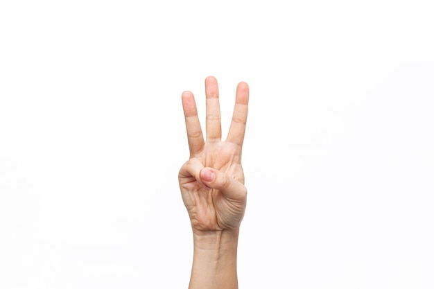 Weibliche Hand zeigt eine Geste mit drei Fingern isoliert auf weißem Hintergrund Handzeichen zählen