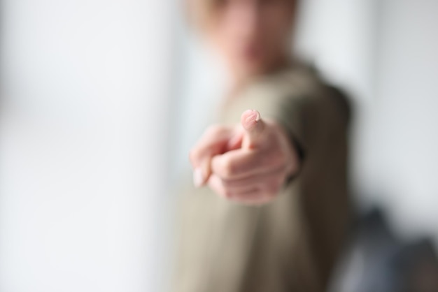 Weibliche Hand zeigt Zeigefinger flachen Fokus Nahaufnahme zeigt Geste negative Emotionen Büro