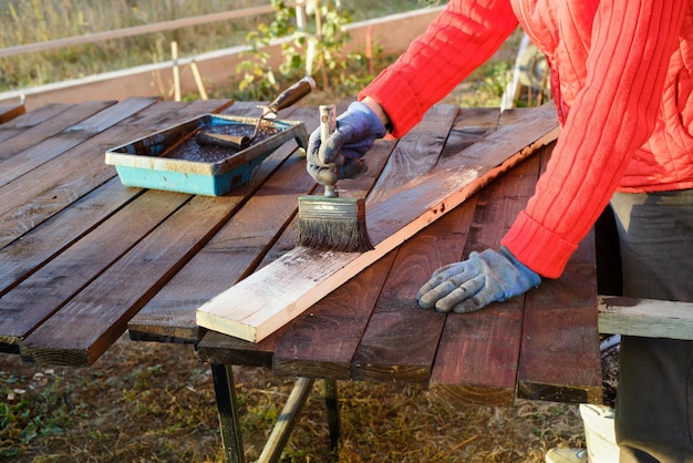 Weibliche Handmalerei Holz mit Farbroller