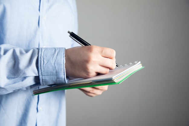 Weibliche Handschrift auf einem leeren Notizbuch