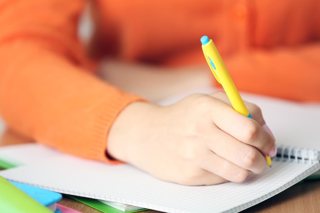 Weibliche Handschrift in Notizbuchnahaufnahme