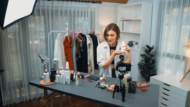 Weibliche Influencer schießen Live-Streaming-Vlog-Bewertung von Hautpflege für Prim Social