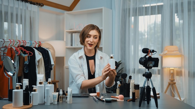 Weibliche Influencer schießen Live-Streaming-Vlog-Bewertung von Hautpflege für Prim Social
