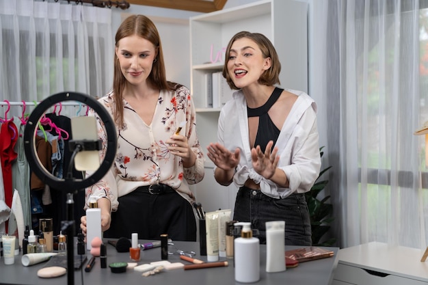 Weibliche Influencer-Shoot-Live-Streaming-Vlog-Video-Bewertung Make-up äußerst sozial