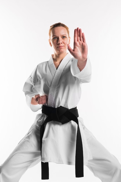 Foto weibliche karate-pose-vorderansicht