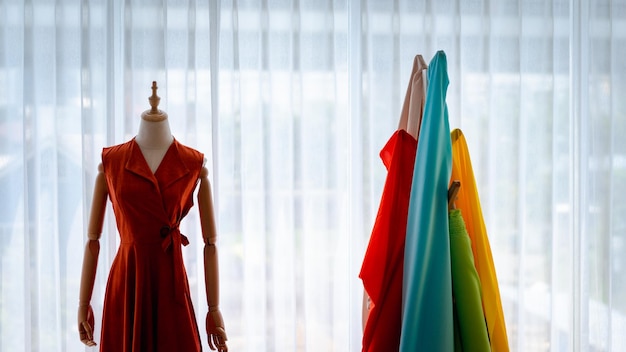 Weibliche Kleidung auf Schaufensterpuppe zu Hause von Modedesignerinnen