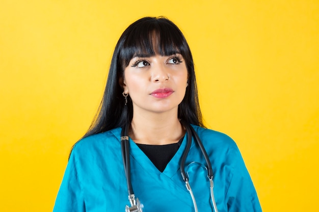 Weibliche Krankenschwester auf gelbem Hintergrund