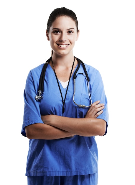 Weibliche Krankenschwester und Glück im Studio für Gesundheitsversorgung auf weißem Hintergrund Hilfe und zufrieden mit der Karriere Weibliche Person zuversichtlich und lächeln im Porträt als medizinische Fachperson oder Experte mit Stolz