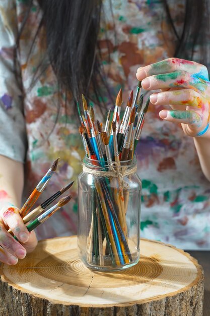 Weibliche Künstlerhände mit Pinseln