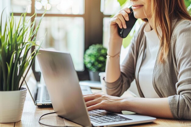 Foto weibliche kundendienstmitarbeiterin schreibt am computer, während sie am telefon spricht