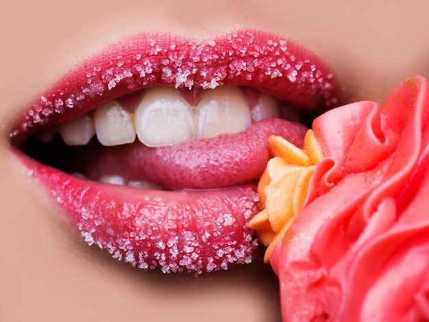 Weibliche Lippen und Creme