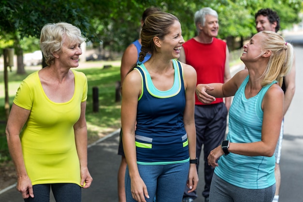 Weibliche Marathonathleten, die zusammen lachen