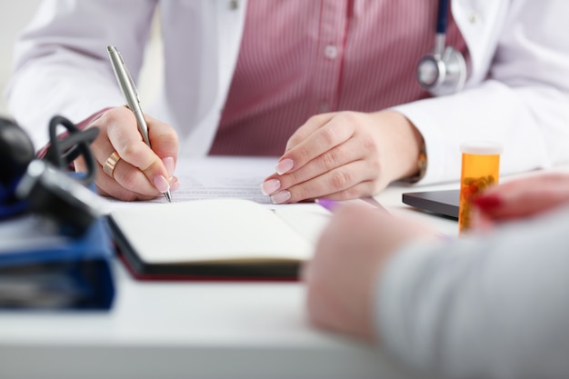 Weibliche Medizin Arzt Hand halten Glas Pillen