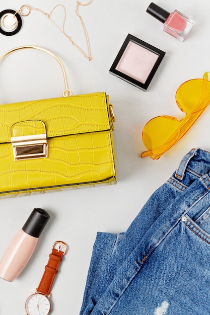 Weibliche Modeaccessoires, Make-up und Handtasche.