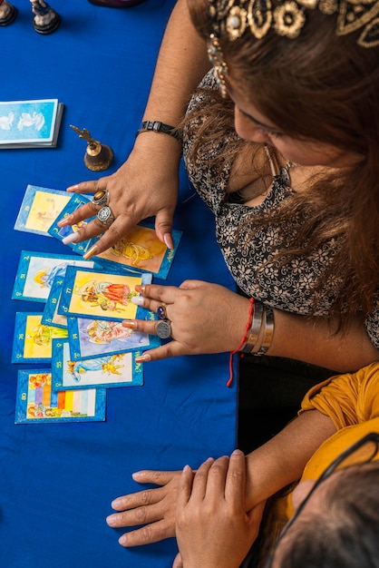 Weibliche Person, die die Tarotkarten betrachtet, um die Zukunft zu lesen