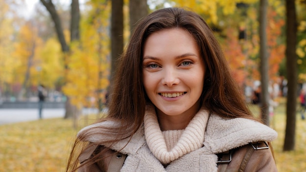 Weibliche Porträt attraktive schöne kaukasische Frau Freundin Dame stehen allein im Herbst urban