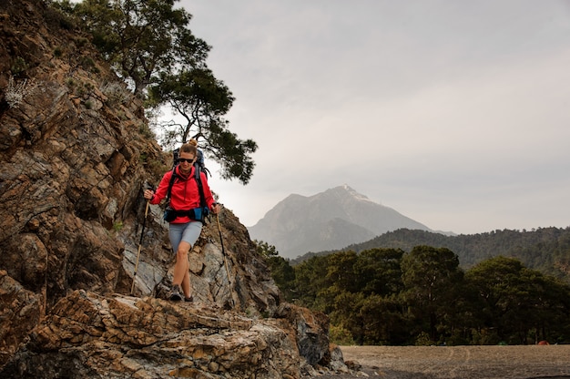 Weibliche Reisende Wanderungen auf Hügeln an der Küste