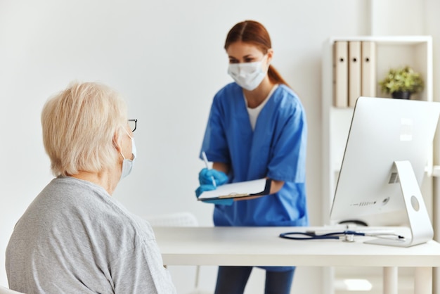 Weibliche Ärztin besucht Krankenhaus mit medizinischen Masken Foto in hoher Qualität