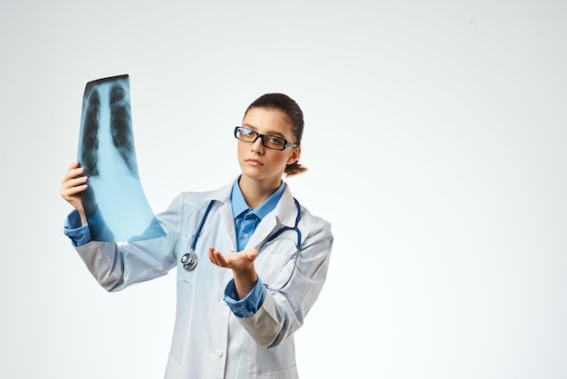 weibliche Ärztin Medizin Röntgenstrahlen Krankenhausbehandlung Arbeit Hochwertiges Foto