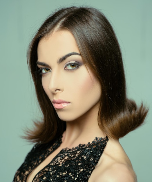 Weibliche Schönheit Antlitz Konzept junges Mädchen im Studio auf grauem Hintergrund Nahaufnahme Porträt Frisur styl