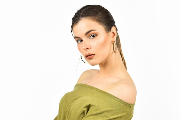 Weibliche Schönheit und Mode Friseur Schönheitssalon elegante Mode-Modell Mädchen tragen Ohrringe ihr lässiger Stil Frau isoliert auf weiß sexy Frau mit nackter Schulter Mode und Schönheit