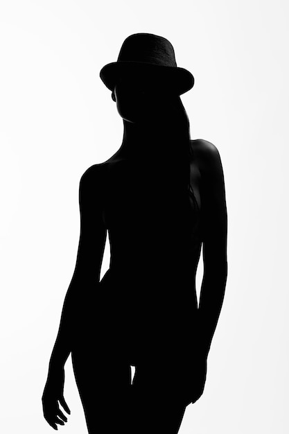 Foto weibliche silhouette nacktes mädchen mit hut schwarz-weiß-kontur