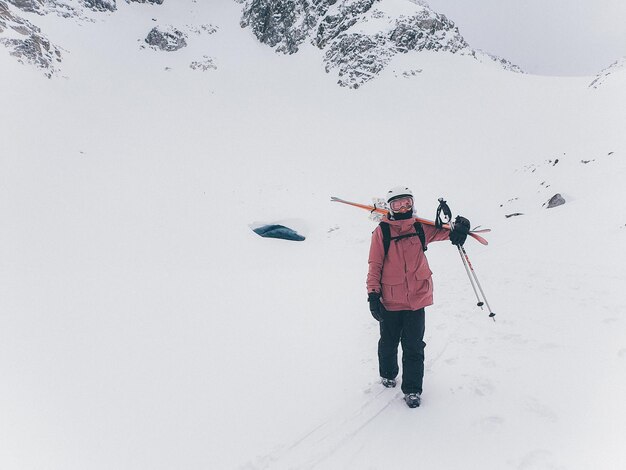 Foto weibliche skifahrerin geht auf schnee