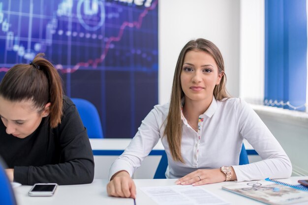 Foto weibliche studenten, die notizen schreiben