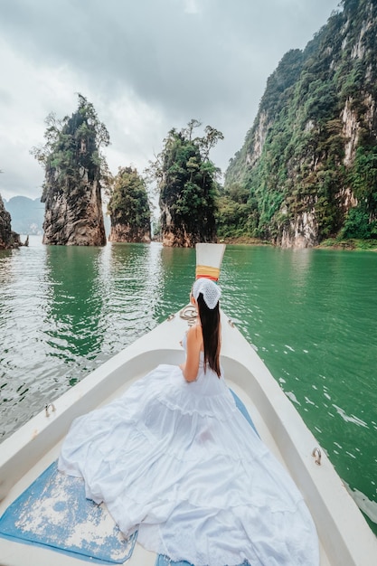 Weibliche Touristen fahren mit einem Longtail-Boot zum Khao Sok-Nationalpark, Provinz Phang Nga. Khao Sok-Nationalpark mit einem Longtail-Boot für Touristen, Cheow-Lan-Staudamm, Ratchaprapha-Staudamm