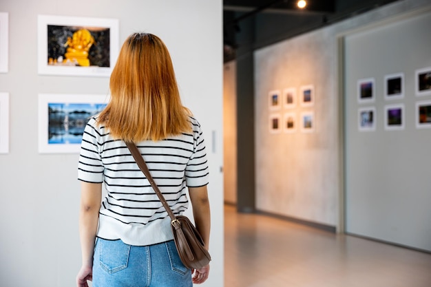 Weibliche Uhr am Fotorahmen zum Anlehnen im Ausstellungsmuseum