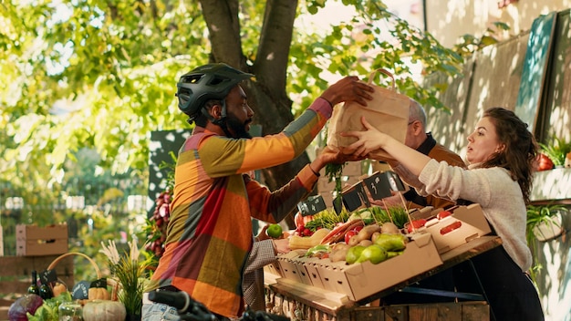 Weibliche Verkäuferin, die Obst und Gemüse an den Lieferanten bestellt, die Lebensmittel abnimmt, um sie an die Kunden zu liefern.