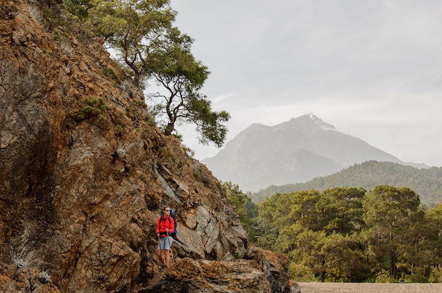 Weibliche Wanderer klettert auf Hügeln in der Türkei