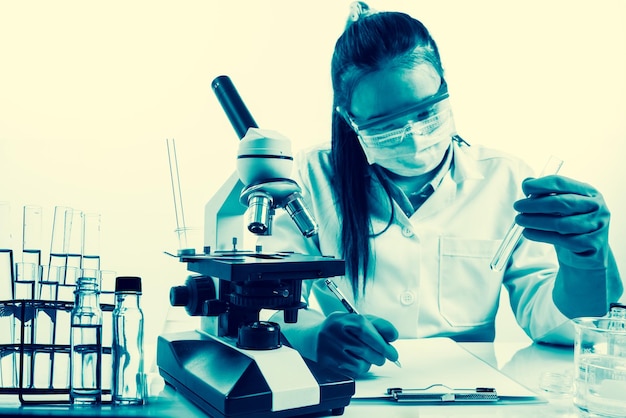 Weibliche Wissenschaftlerin, die Chemie untersucht
