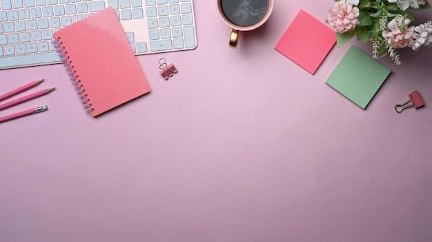 Weiblicher Arbeitsplatz mit Notizbuch, Kaffeetasse und Haftnotizen auf rosa Hintergrund.