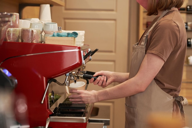 Weiblicher Barista, der Kaffee kocht