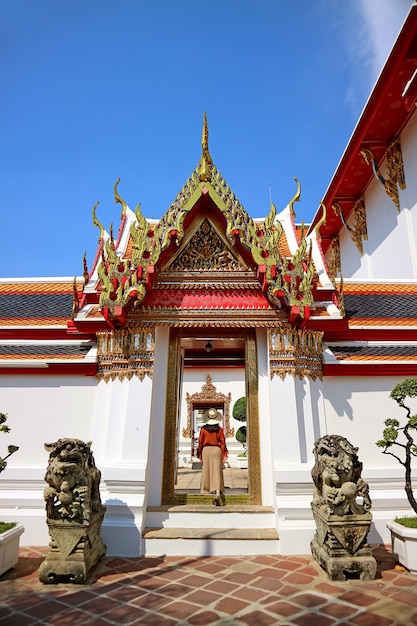 Weiblicher Besucher, der den wunderschönen Eingang des Wat Pho-Tempels in Bangkok betritt?