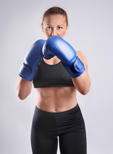 Weiblicher Boxer auf hellem Hintergrund