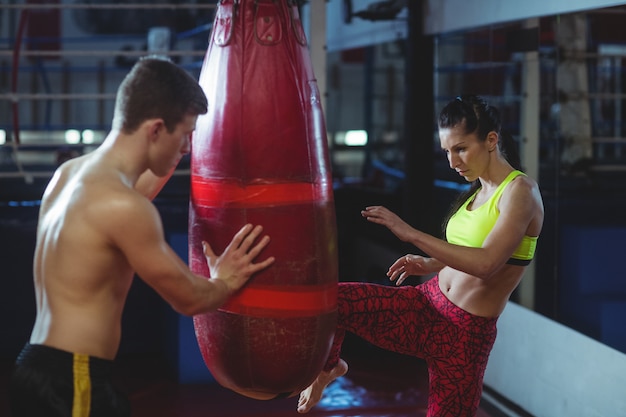 Weiblicher Boxer, der ein Kickboxen übt