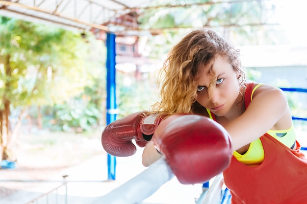 Weiblicher Boxer innerhalb des thailändischen Boxrings